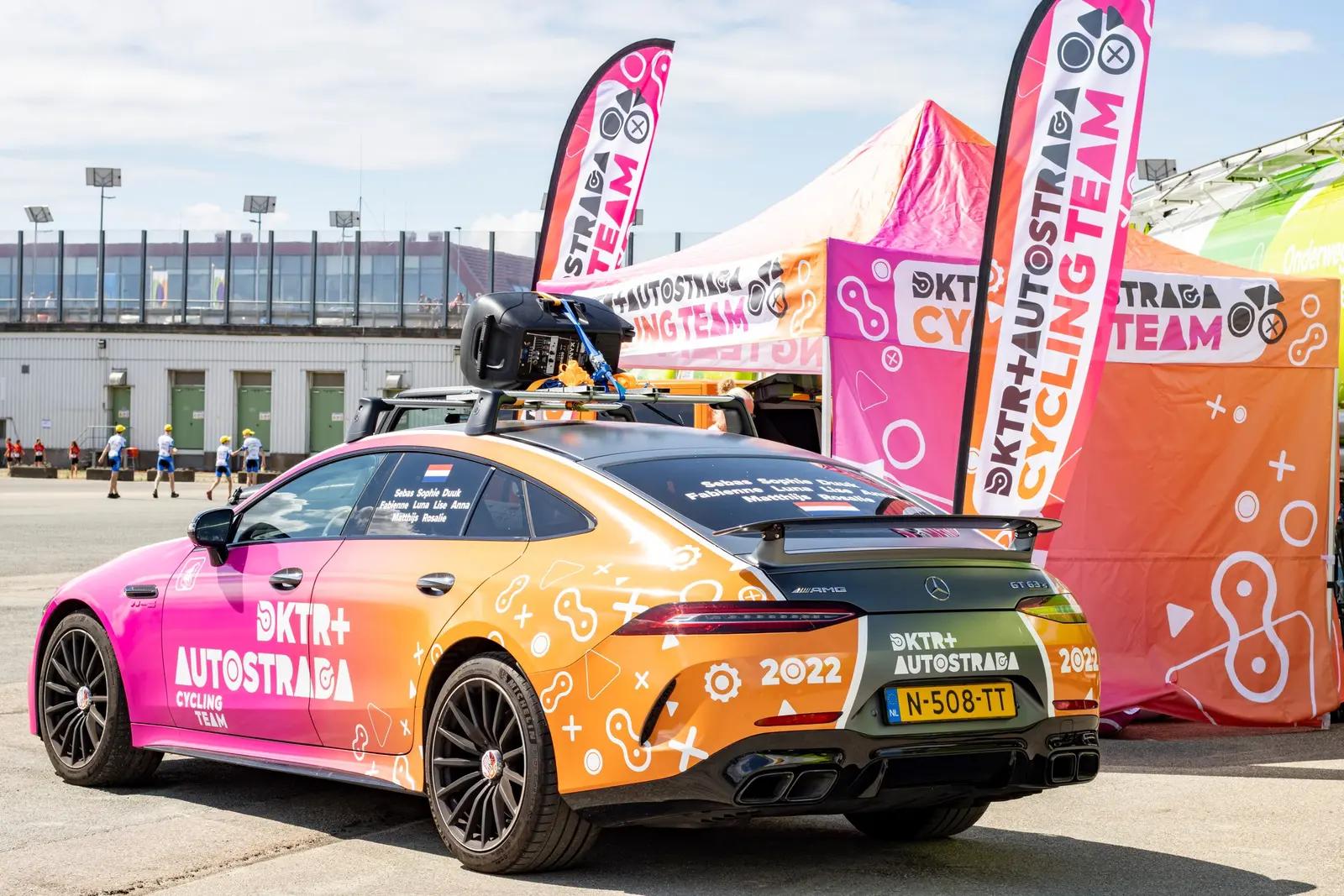 Mercedes en bijpassende teamvlaggen op het evenemententerrein