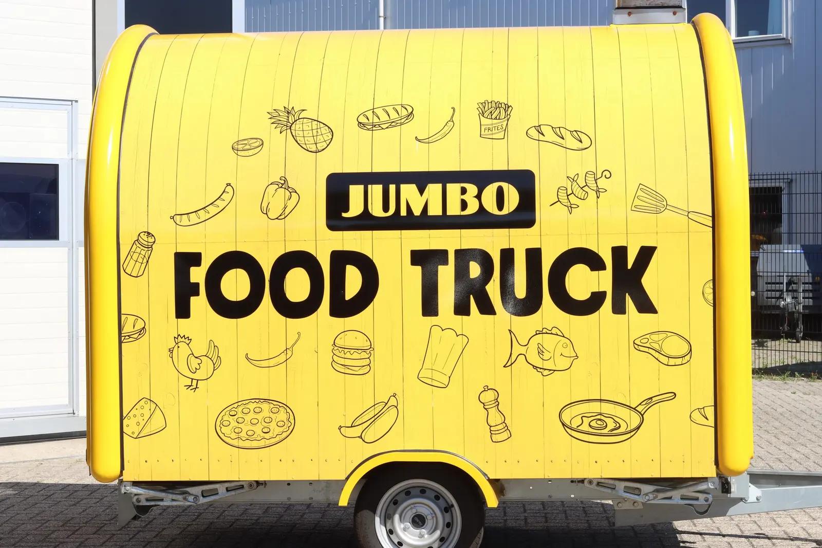 Side view of the yellow Jumbo trailer