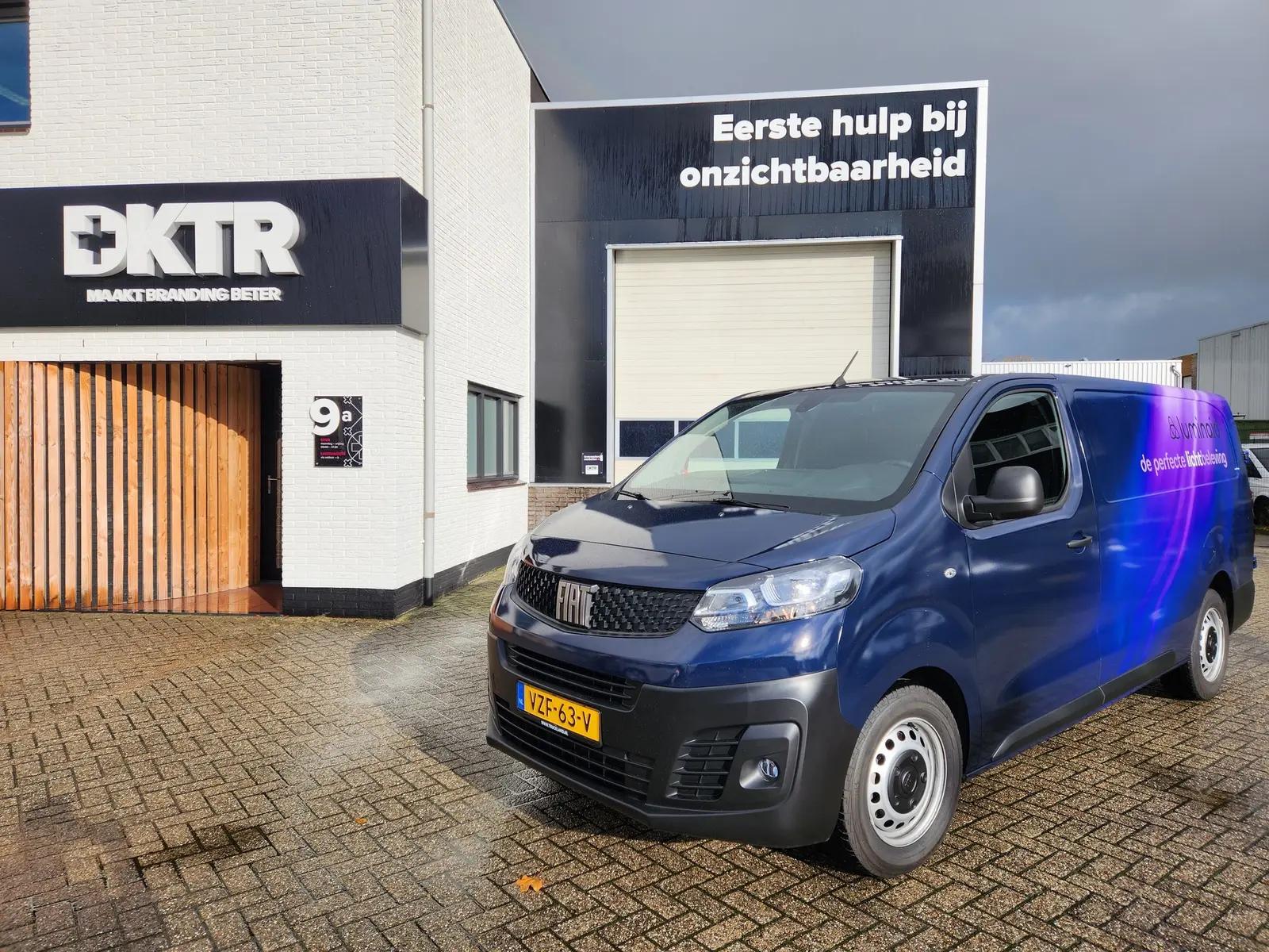 Voorzijde en bestuurderskant van de gewrapte Luminaid-bus.