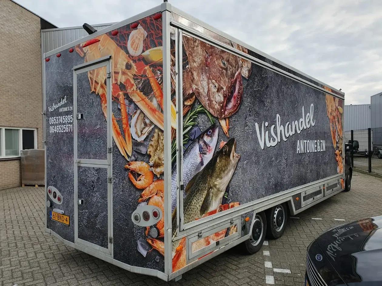 Achter- en zijaanzicht van de bestickerde viswagen van Vishandel Antoine & Zn.