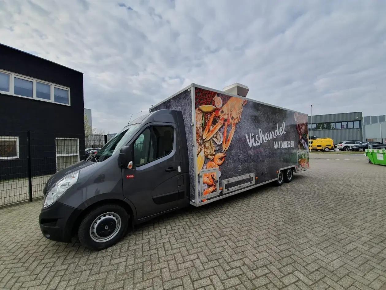 Viswagen van Vishandel Antoine & Zn met full-colour visprints op de buitenzijde.