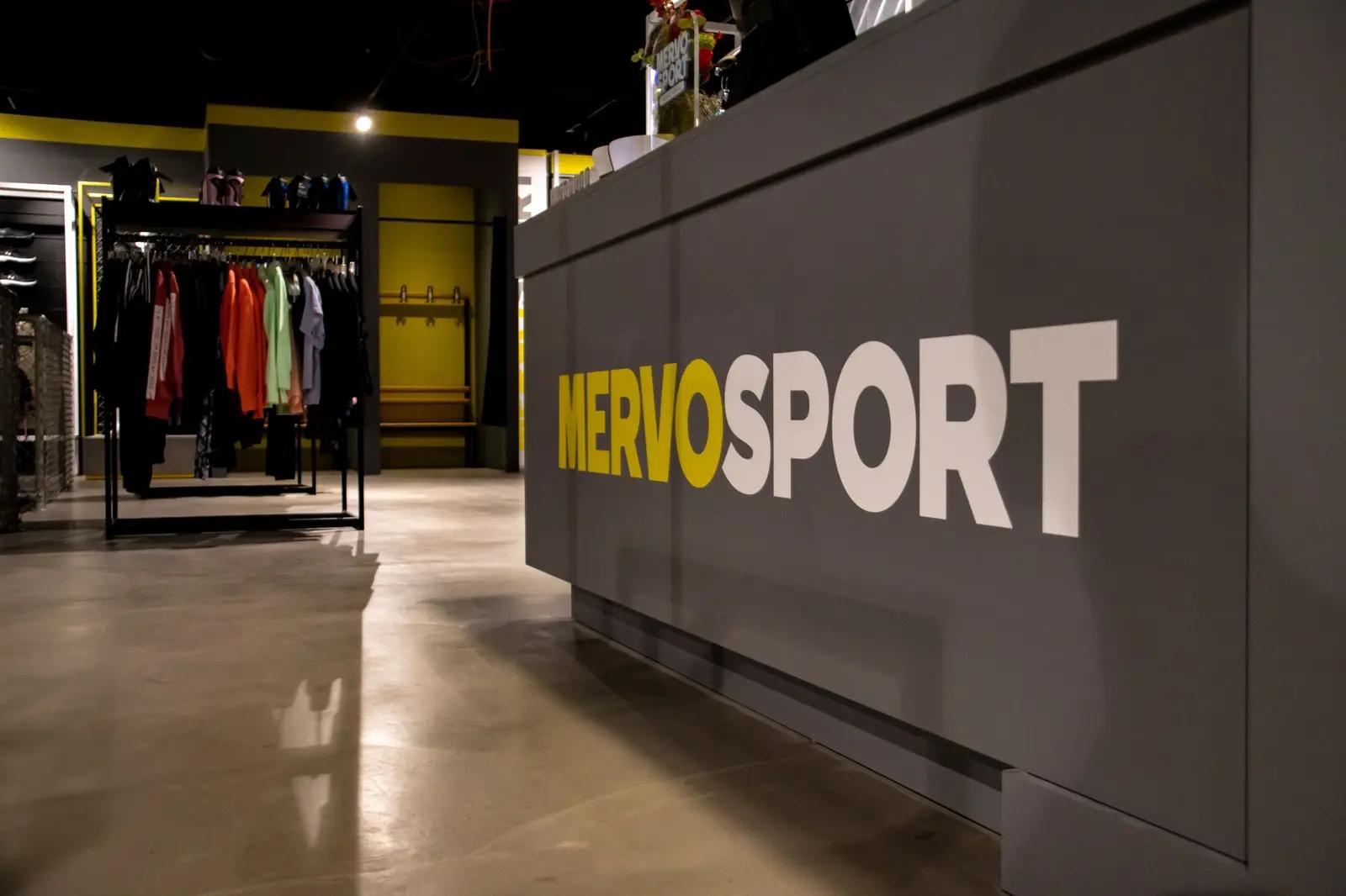 Mervo Sport-belettering op de winkelbalie