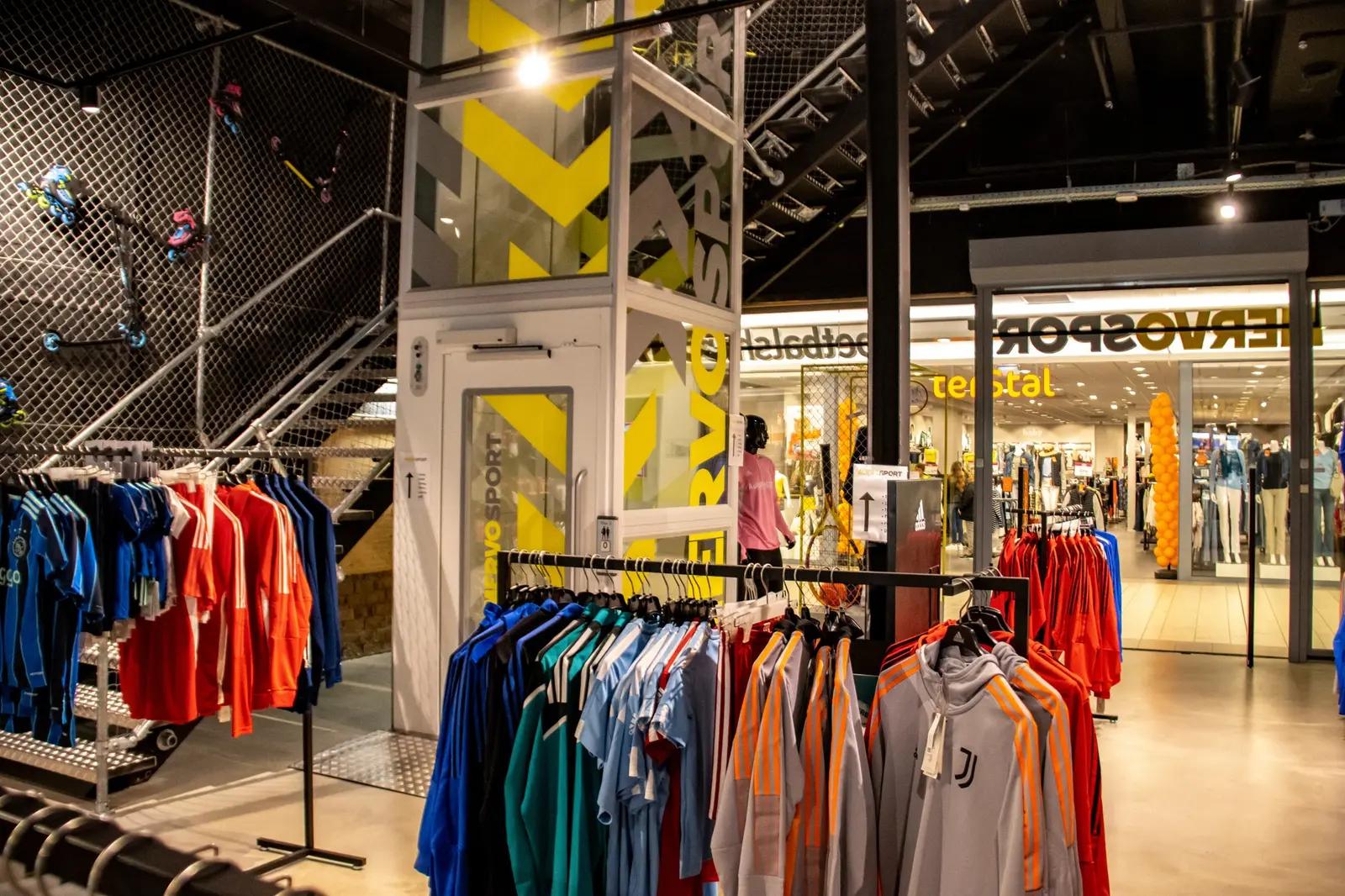 Grafische accenten rond de trap en glazen lift