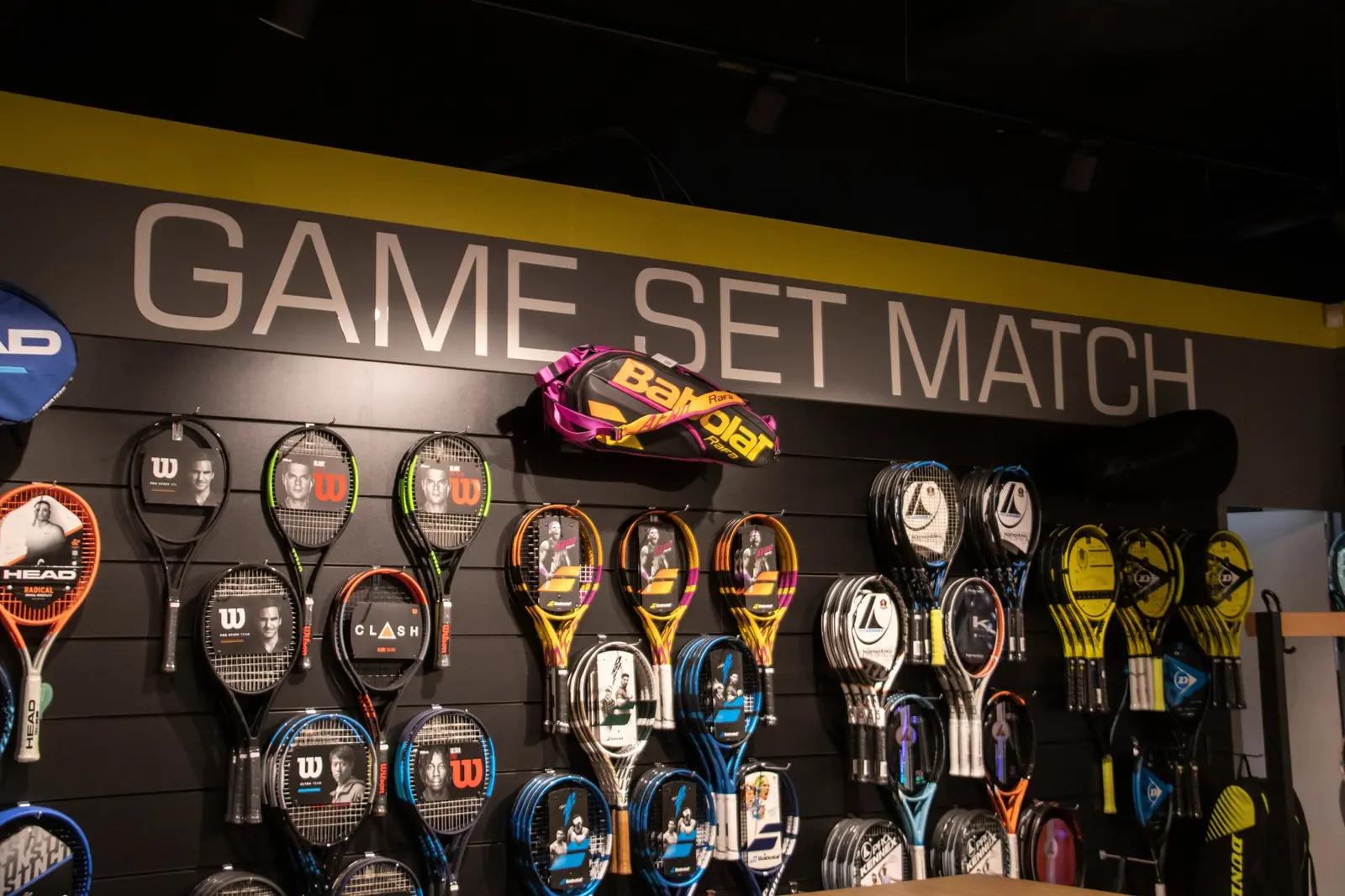 Game Set Match-belettering boven de racketwand