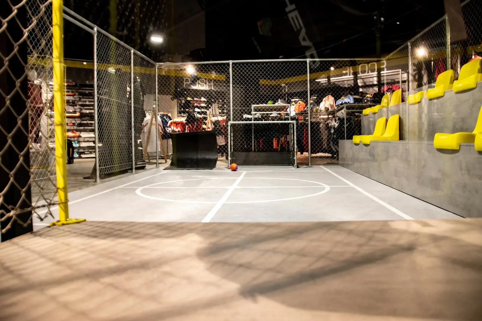 Sportveld en belijning in het winkelinterieur