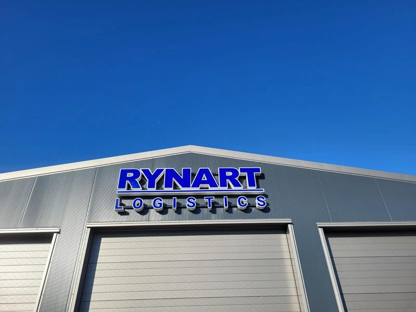 Zijwaarts perspectief op het Rynart-logo en de ondertekst Logistics.