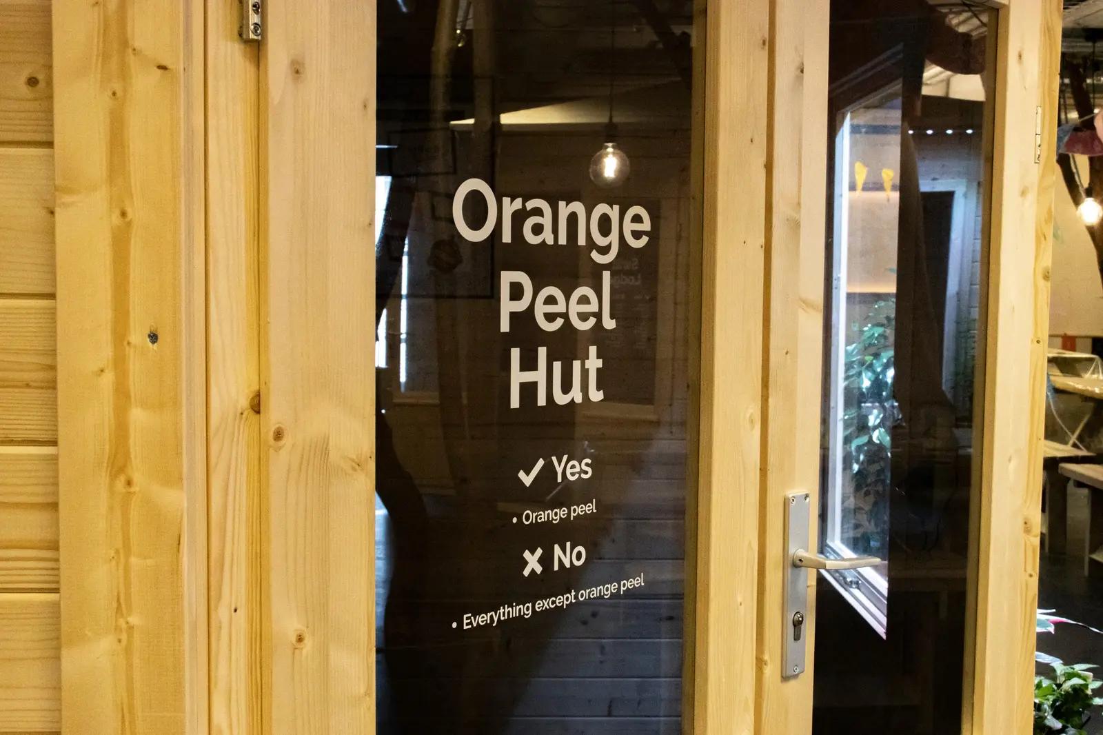 Witte Orange Peel Hut-belettering op glas