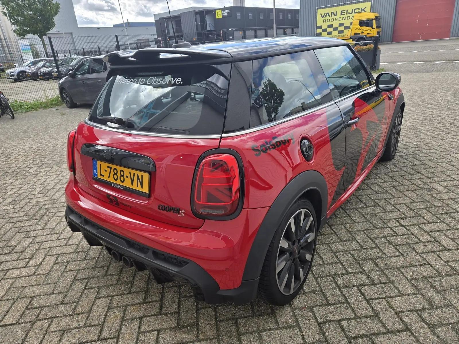 Achterzijde en zijkant van de Mini met Solsbury-woordmerk naast het zijraam.