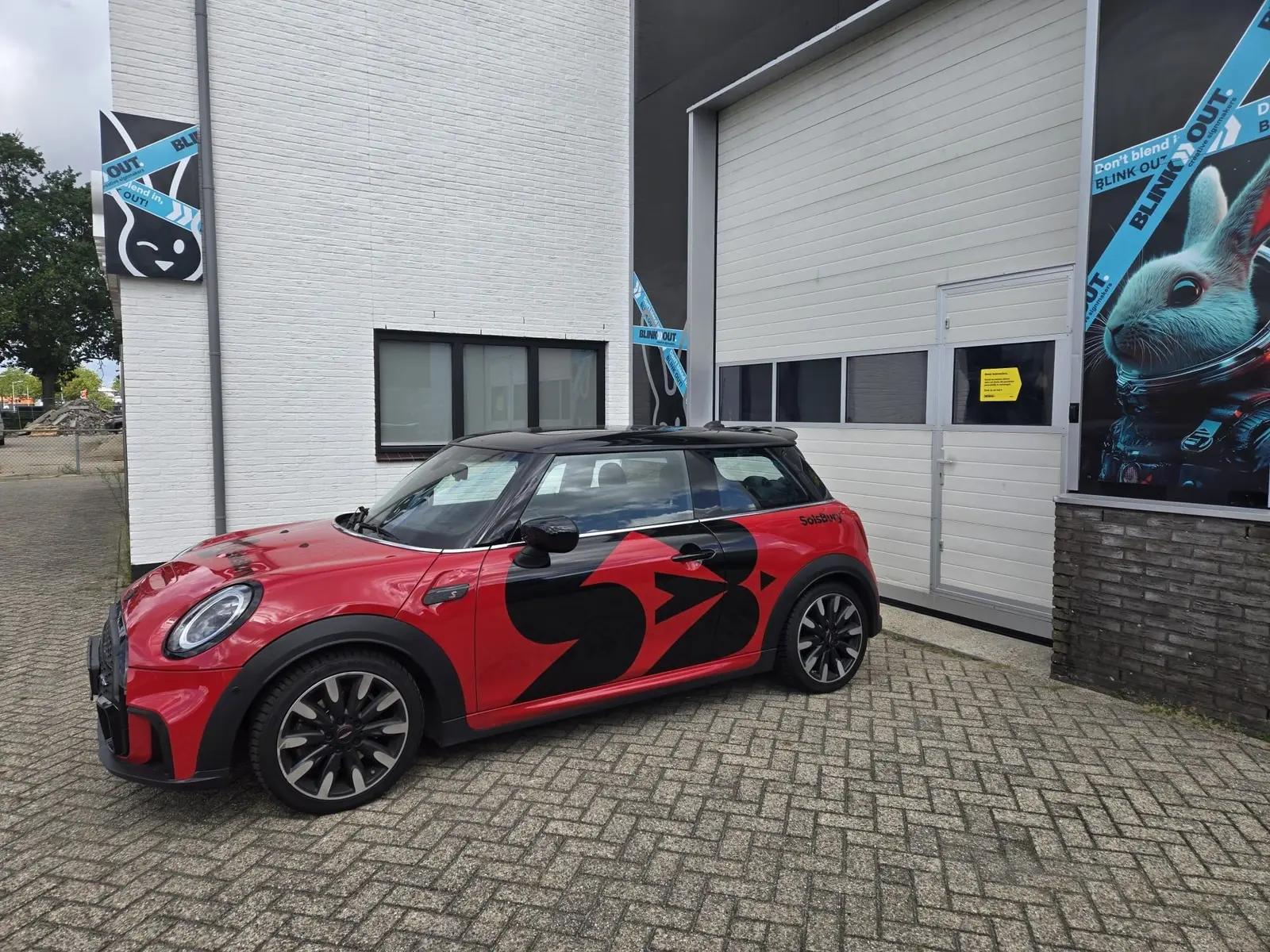 Overzicht van de beletterde Mini Cooper voor de werkplaats.