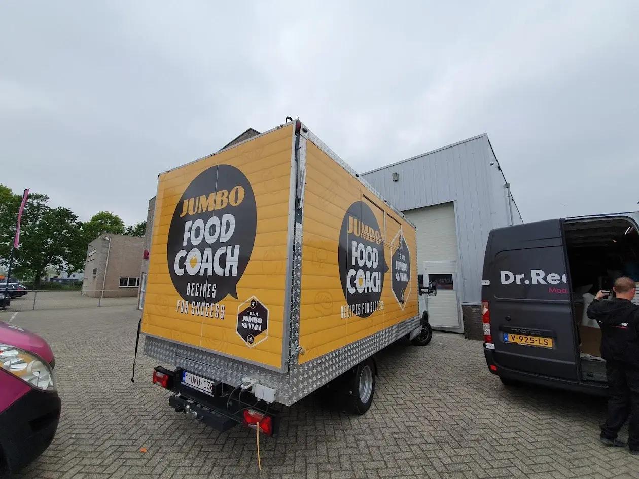 Jumbo Food Coach verkoopwagen met gele full-colour bestickering.
