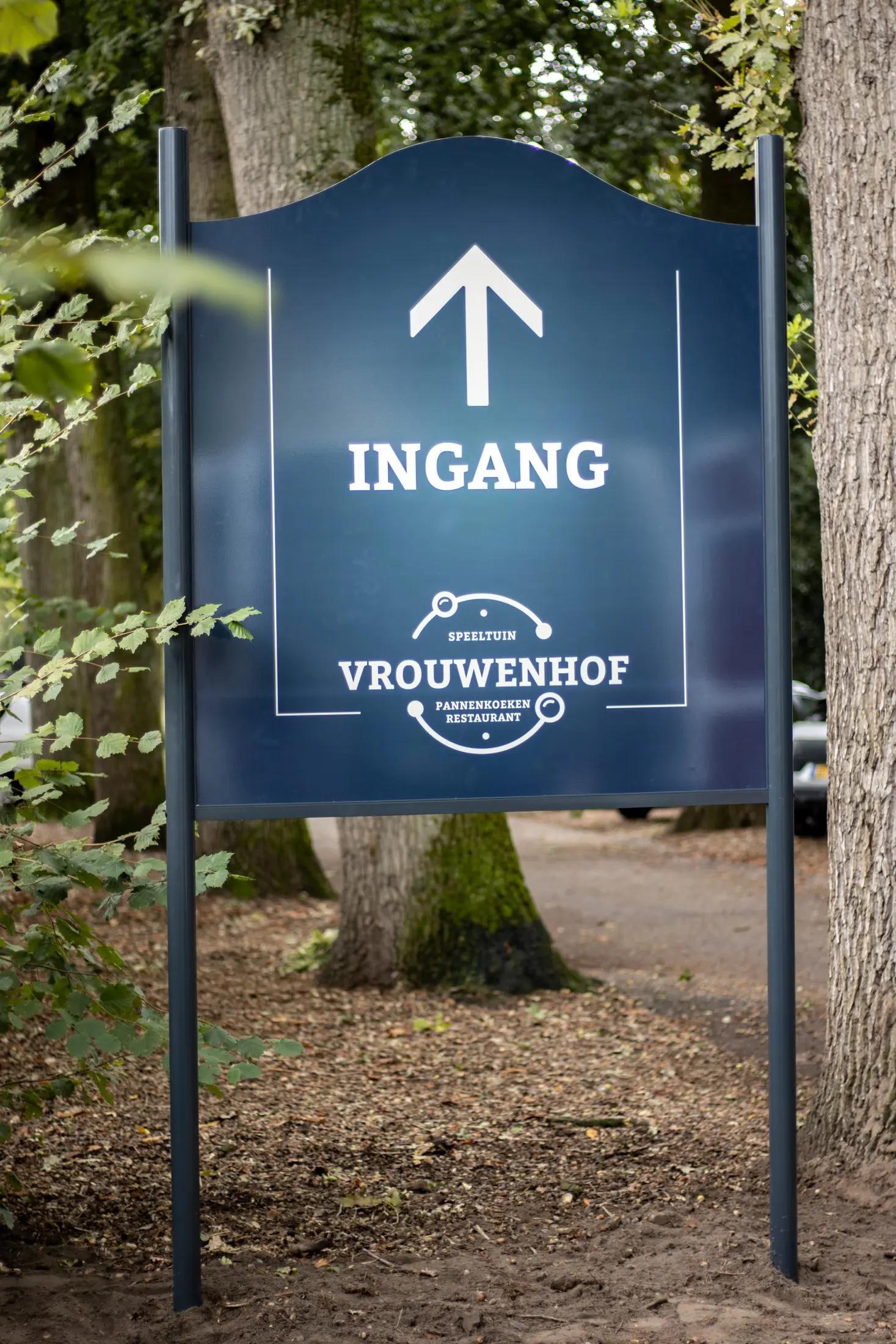 Het gevormde ingangspaneel van Vrouwenhof op twee palen