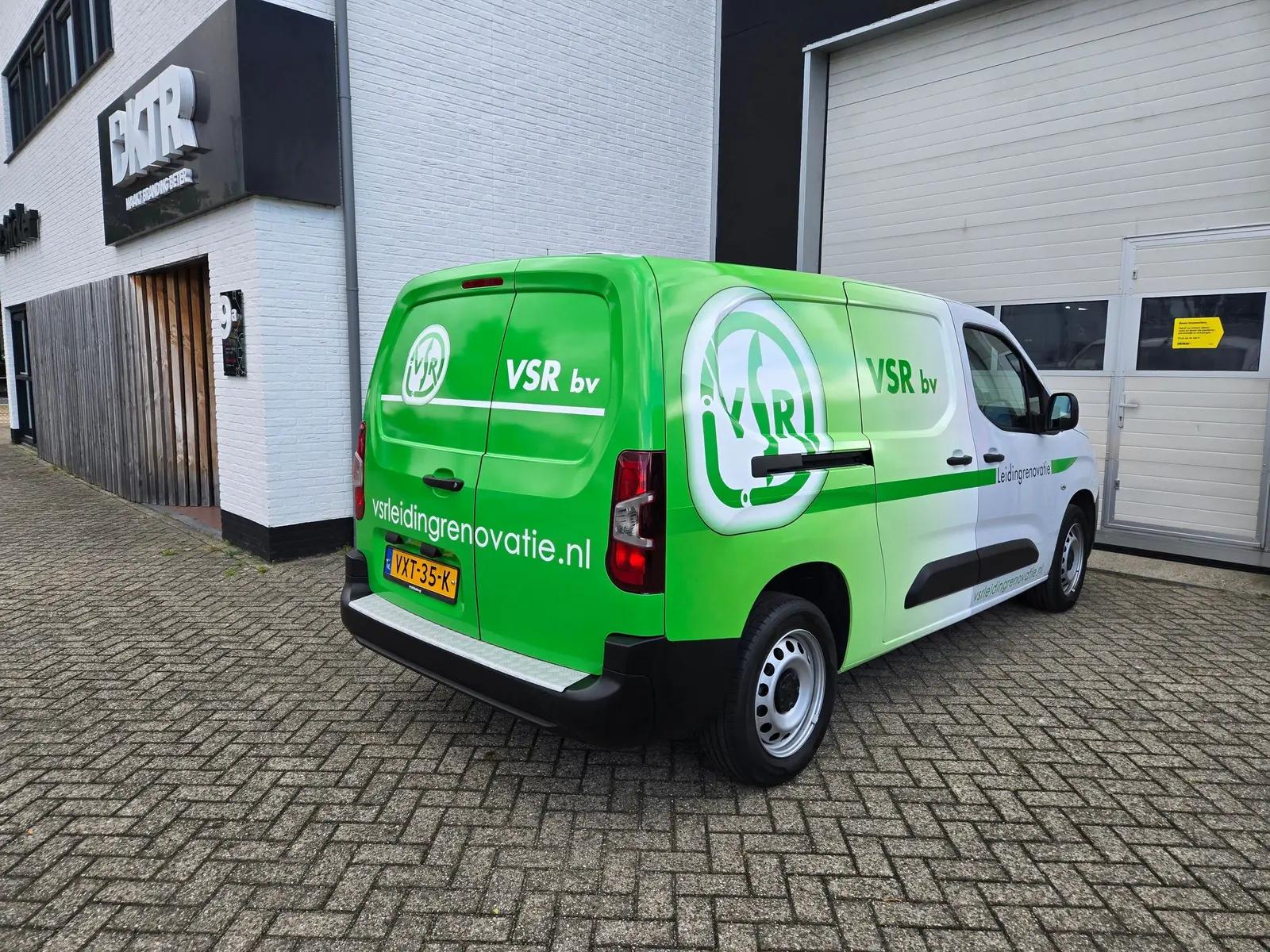 VSR-bus van schuin achteren met de groene voertuigstijl over zij- en achterpanelen.