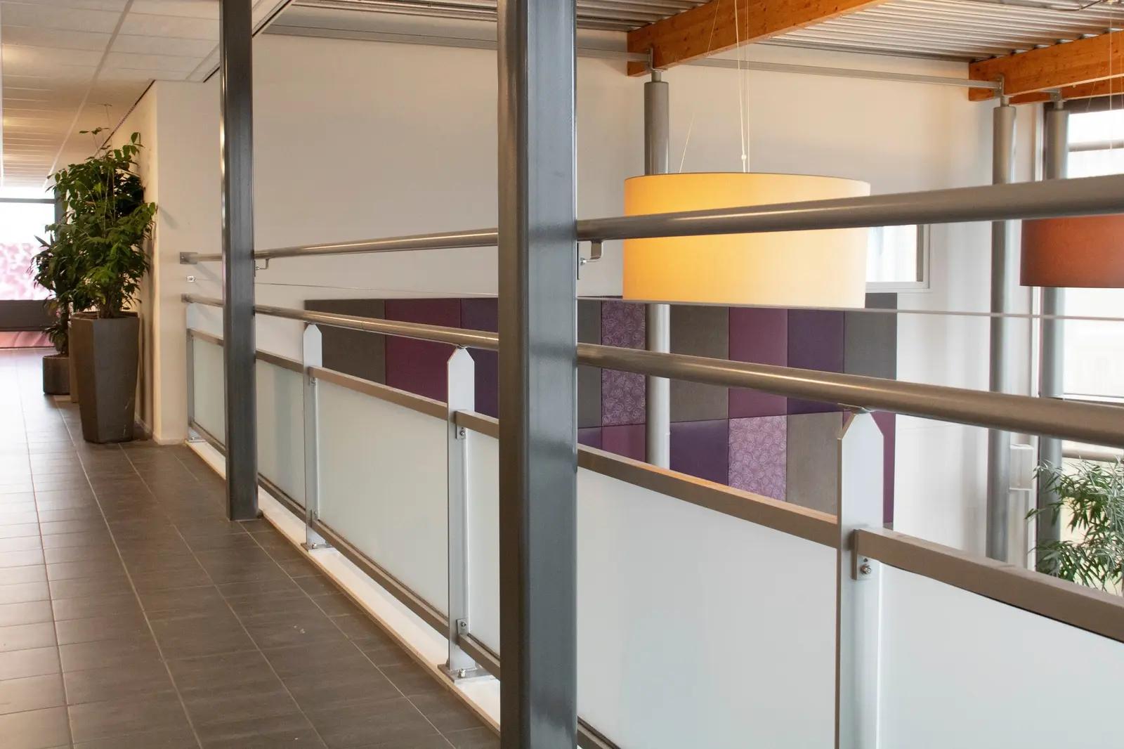 Matte folie op de glazen balustrade