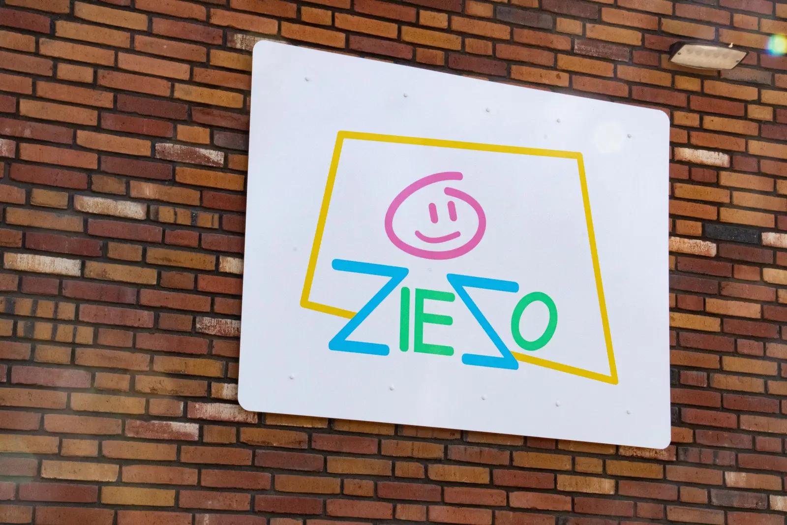 Kleurrijk Ziezo-logo op wit gevelbord