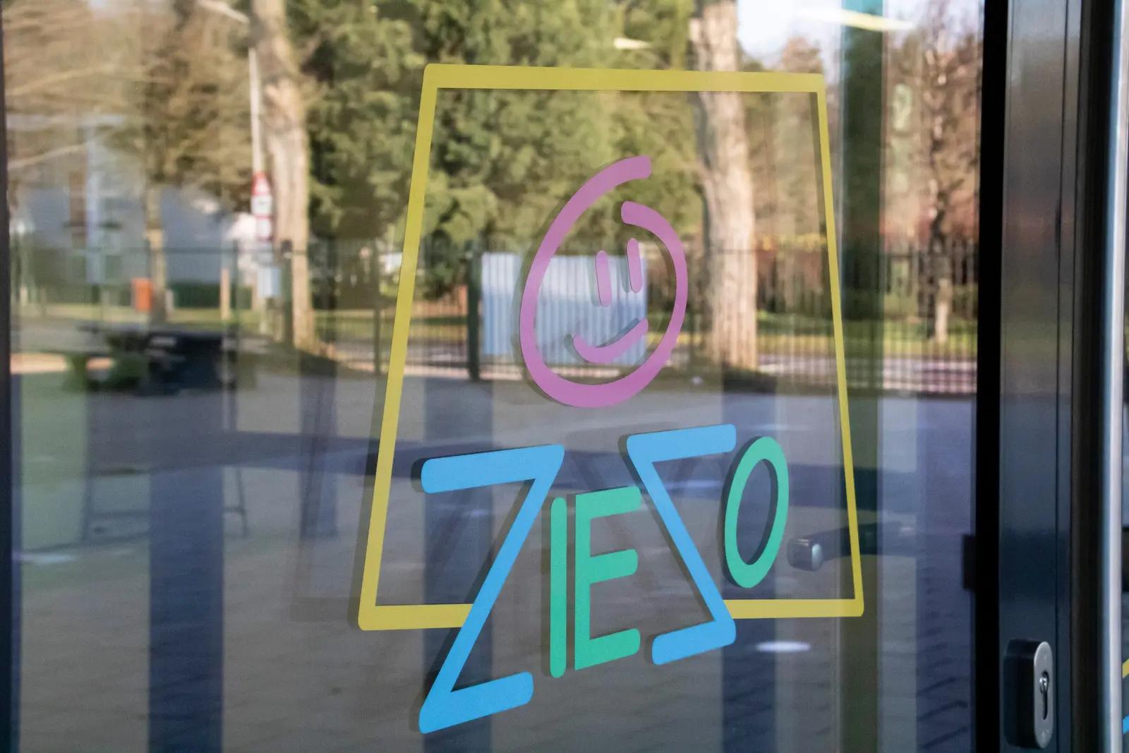 Contourgesneden Ziezo-logo op glas