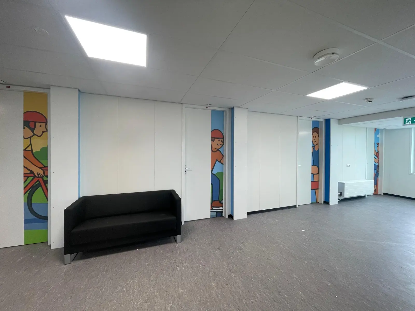 Kleurrijke deurstroken en zitbank in de COA-opvanglocatie in Leiden.