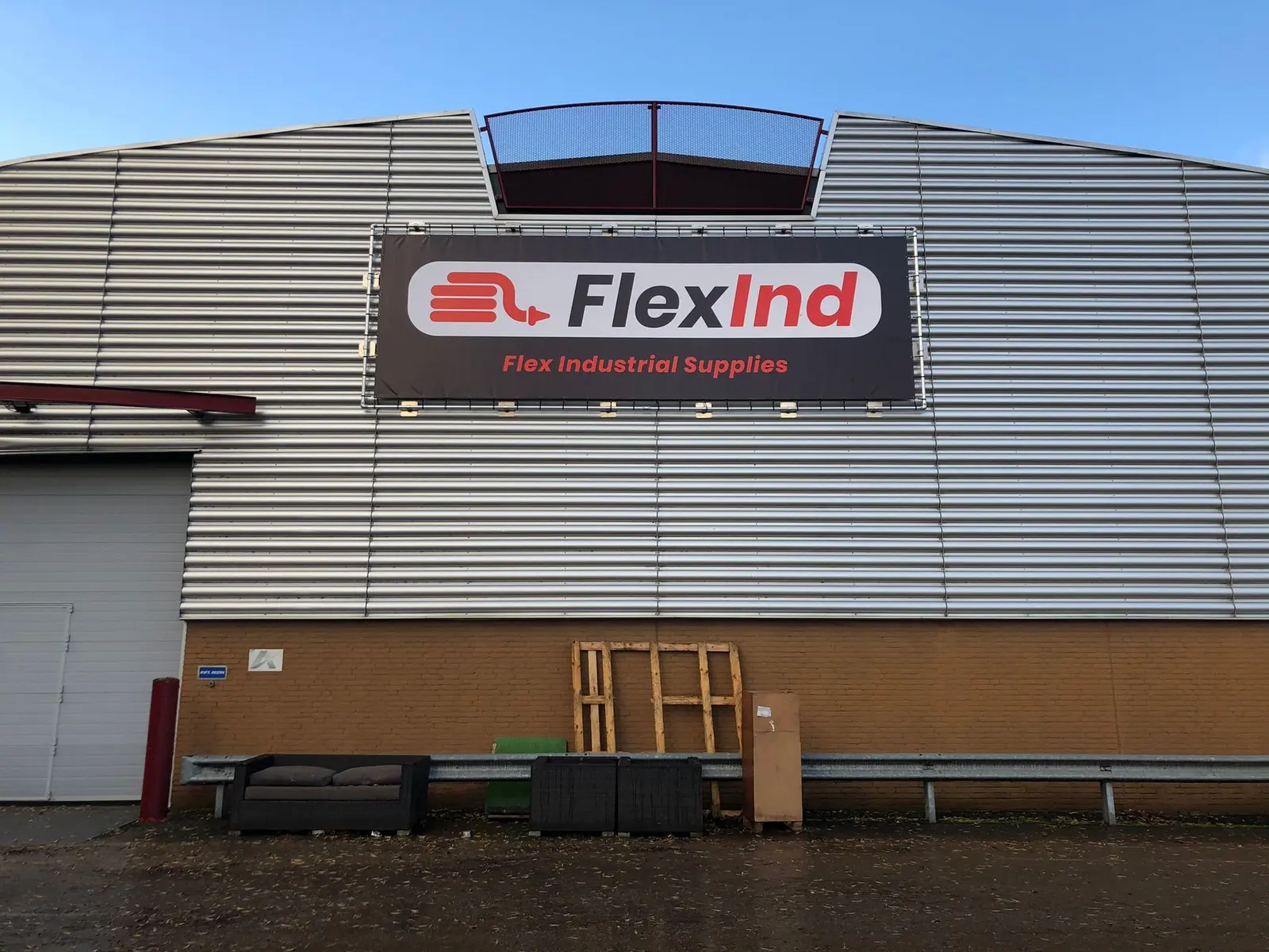 FlexInd-gevelbord boven de entree van het bedrijfspand.
