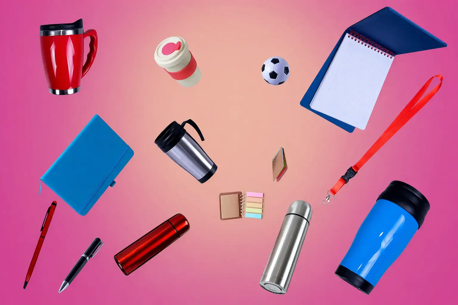 Samenstelling van promotieartikelen zoals mokken, thermosbekers, notitieboekjes, pennen, thermosflessen en een keycord op een roze achtergrond.